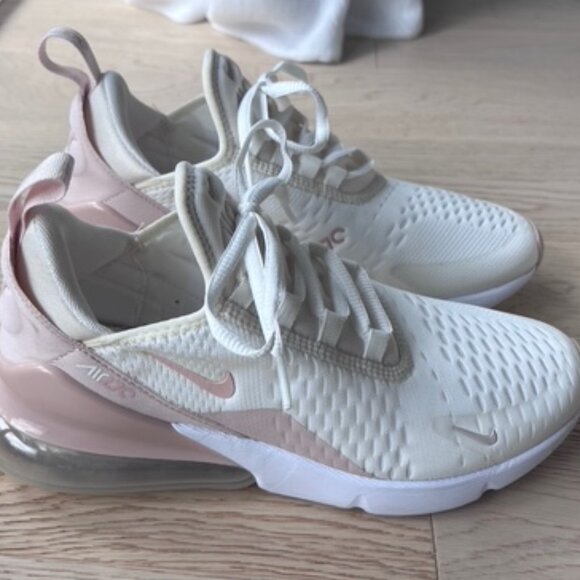 Women's Nike Air Max 270 Running Shoe - size 8 - Picture 1 of 6